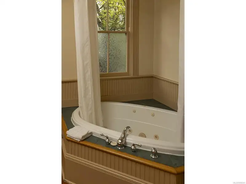 Turnkey Victorian Guest House in Songhees - 5 Suites, Steps from Seawall