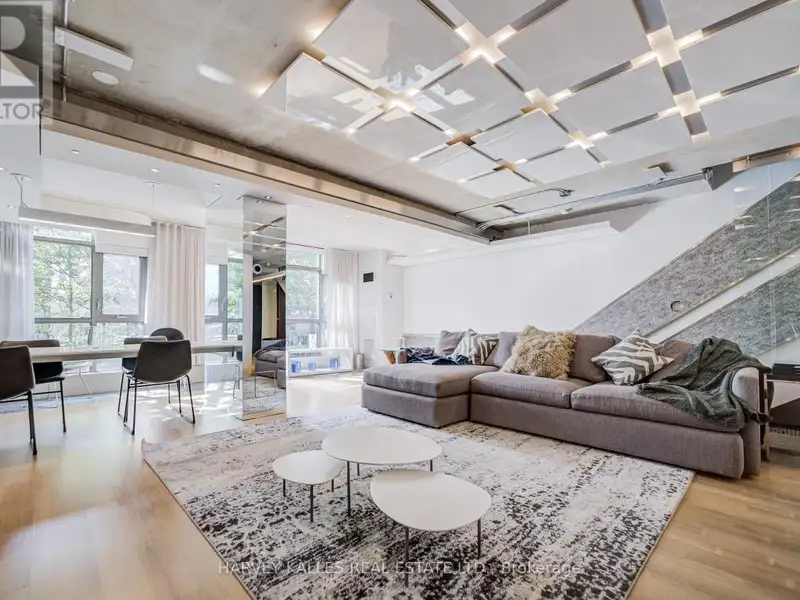 Executive Urban Townhome in King West with Private Entrance and Premium Amenities