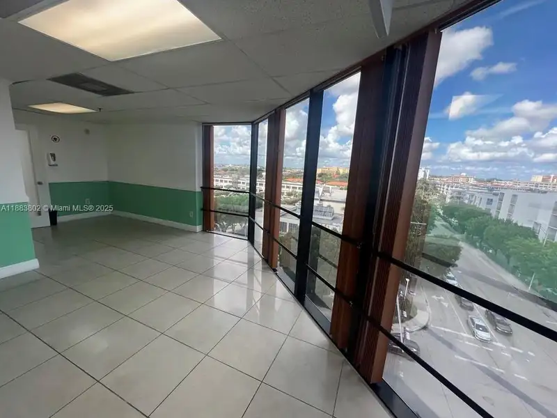 Spacious Corner Medical Office Unit in Central Hialeah – 2,552 Sq Ft