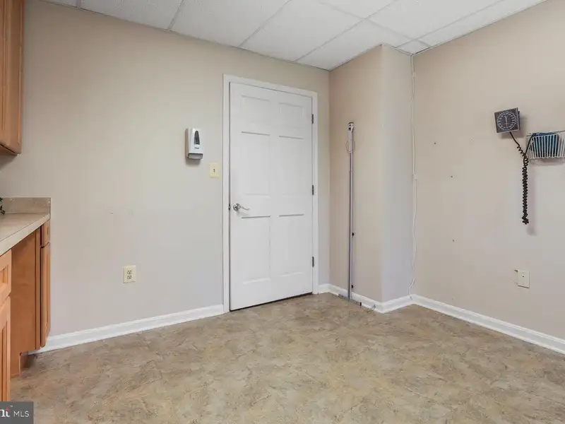 First-floor Commercial Office Suite in Desirable Ellicott City Location