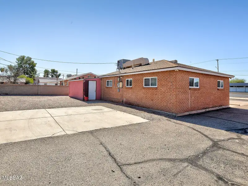 Prime Office Space in Central Tucson with High Visibility and Convenient Amenities