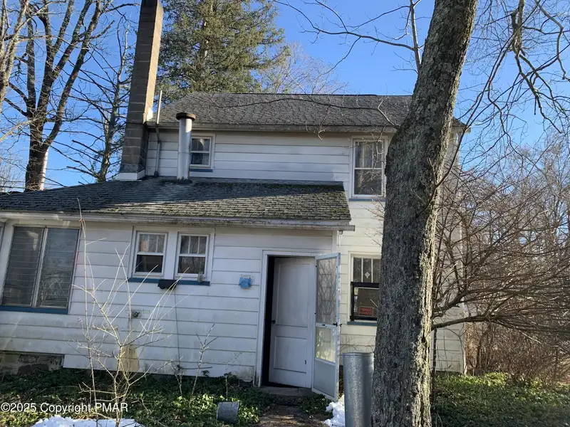 Prime 2-acre Commercial Property with 3-bedroom Home in High Traffic Area