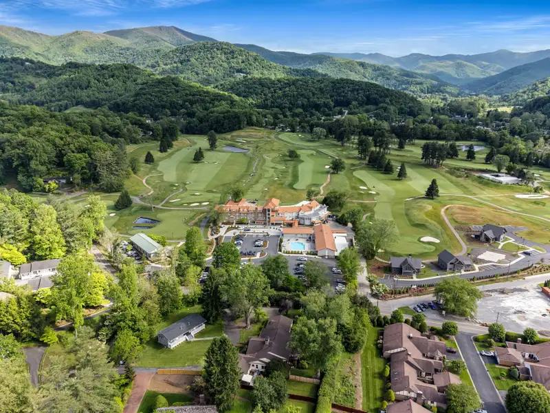 Ranch-style Estate Near Waynesville Inn, 5br/6.5ba, Ideal for Boutique Hospitality or Residence