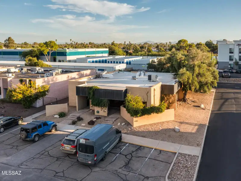2,975 Sqft Office Space for Sale in Prime Broadway and Wilmot Location with Parking Lot