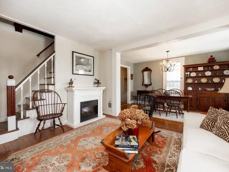 Mixed-use Property in Wayne, Pa: Salon with 1-bedroom Apartment Above
