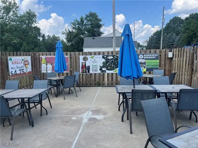 Established Restaurant/bar with 1.55 Acres, Fully Equipped Kitchen, and Liquor License