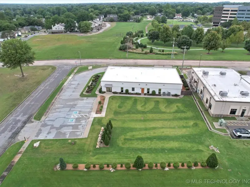 Commercial Office Building for Sale or Lease in Broken Arrow Business Corridor