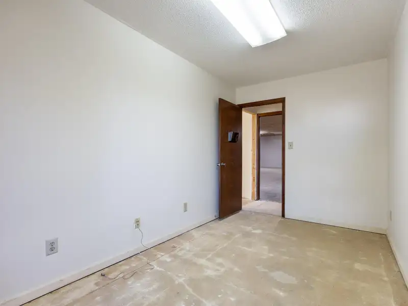 3,600 Sq Ft Commercial/industrial Unit for Lease with Offices and Large Work Area