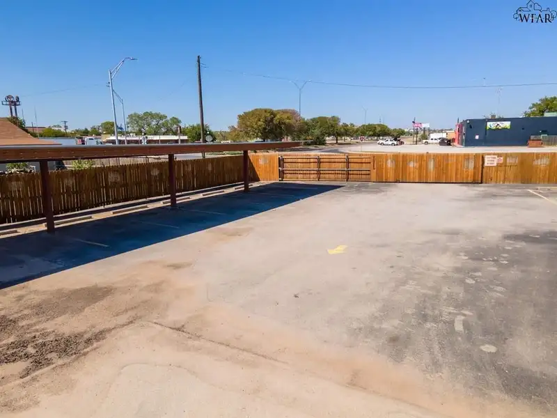 Restaurant/bar for Sale or Lease on 1.24 Acres with Prime Frontage and Ample Parking