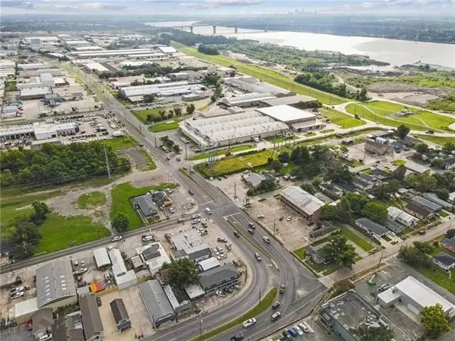 High-visibility Commercial Property on Jefferson Hwy, Harahan - Flexible Layout, Ample Parking