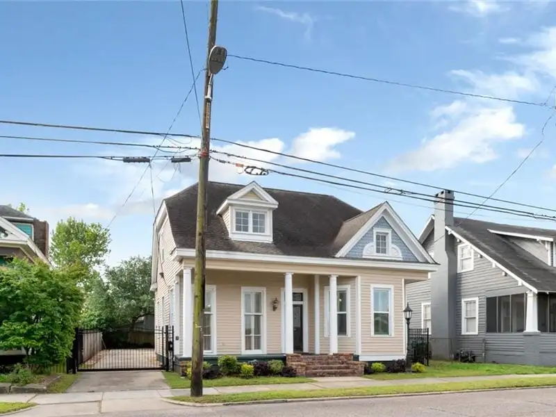 Mixed-use Property in Downtown Mobile with High Ceilings and Fenced Yard