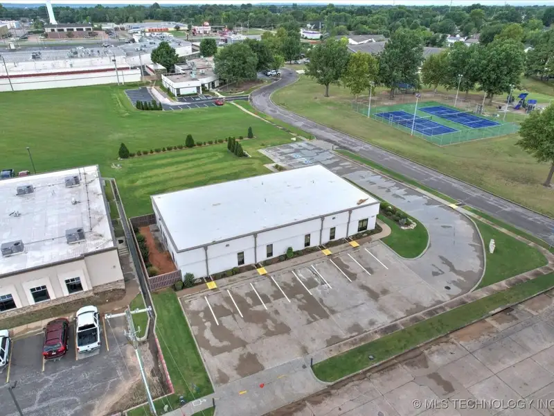 Commercial Office Building for Sale or Lease in Broken Arrow Business Corridor