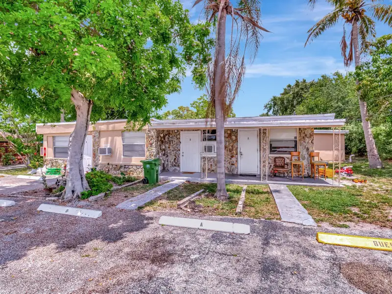 Well-maintained 6-unit Multifamily Property in South Florida with Value-add Potential