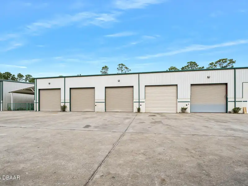 Flexible Commercial Lease: 19,000 Sq Ft Available in Prime Location