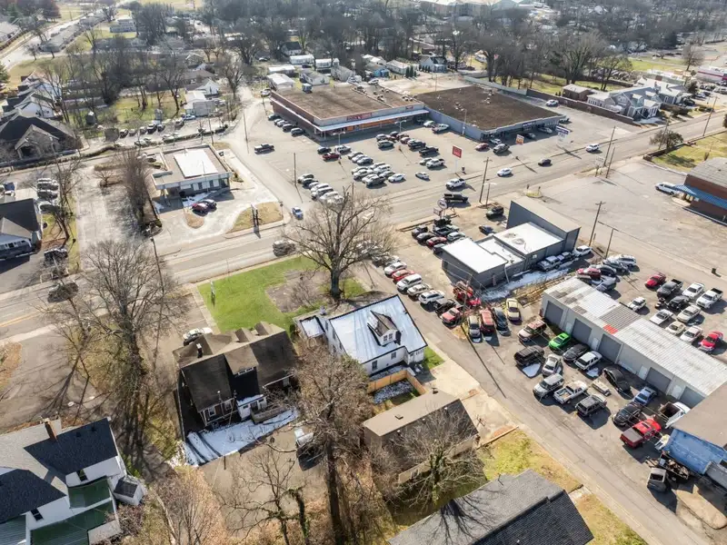Historic Bungalow with Detached Unit on High-traffic Main St, Ideal for Commercial Use