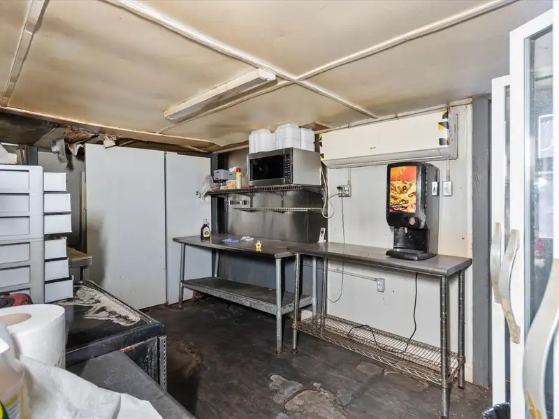 Multi-use Commercial Property in Southern-middle Tennessee with Bar and Grill Opportunity