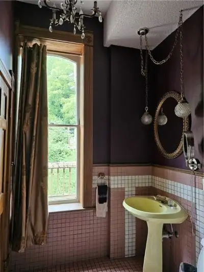 Commercially Zoned 15-suite Overnight Rental Property in Eureka Springs