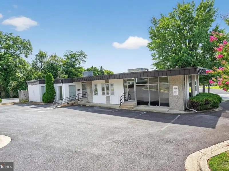 Versatile Commercial Property in Northwood Park, Ideal for Offices, Retail, or Light Industrial