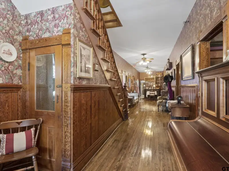 Historic Downtown Pittsburg Bed and Breakfast with 6 Ensuites and Unique Train Car Suite