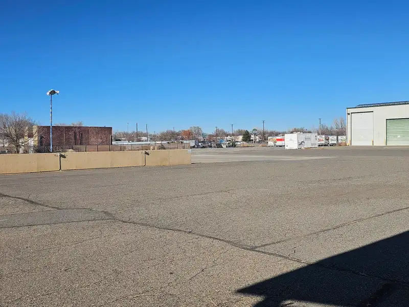 Industrial Complex with Three Buildings on 3.5 Acres Near I-70b