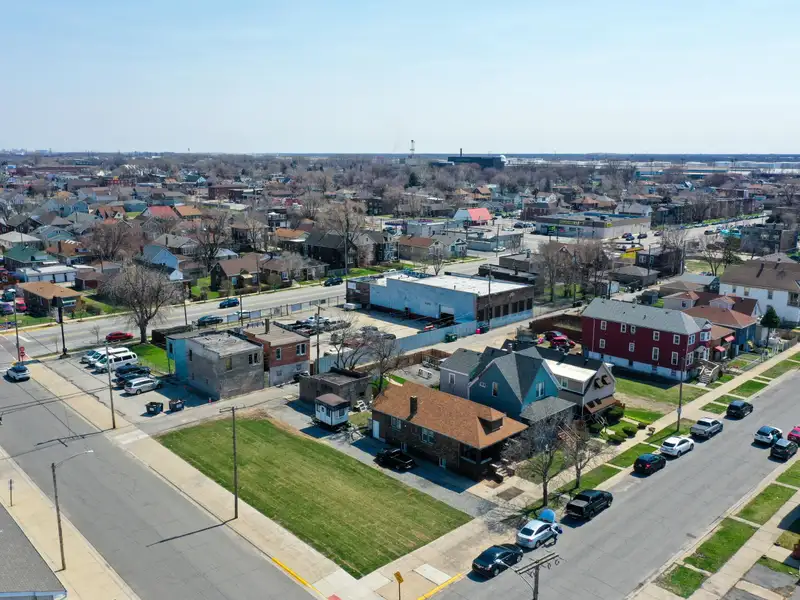 Mixed-use Property with 1-bedroom Apartment in Well-maintained Building