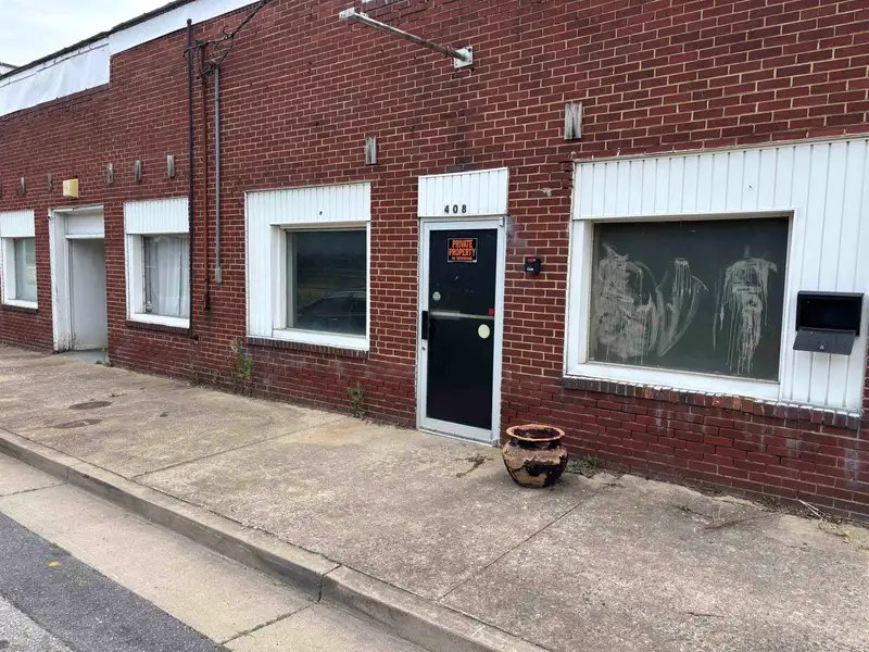 Versatile 4,020 Sq Ft Mixed-use Building on 6 Mx-b Zoned Lots