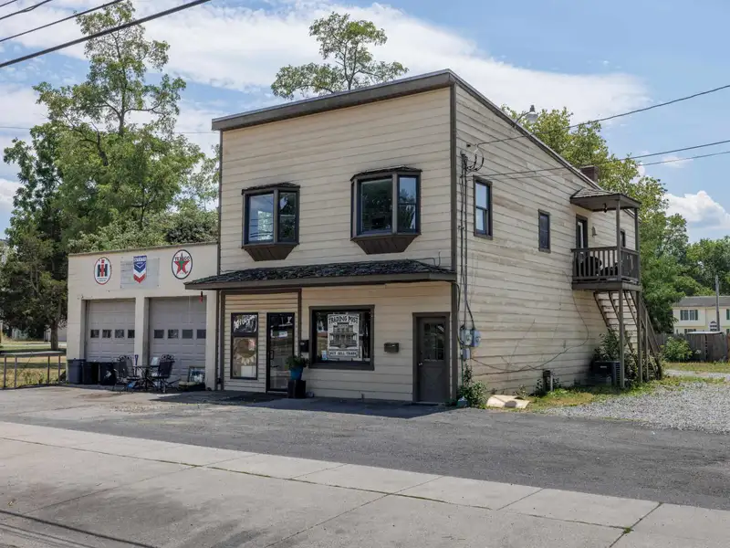 Mixed-use Property in Elkton: Antique Store with 3-bedroom Apartment and Ample Parking
