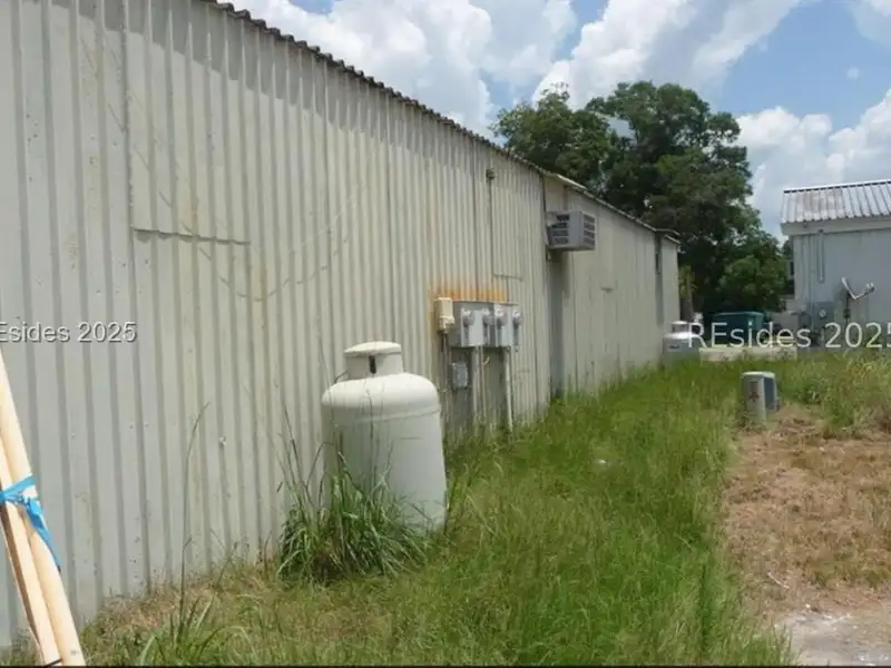 Prime Commercial Property with Multiple Buildings and Parking in Ridgeland Center