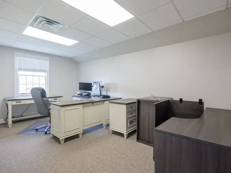 Executive Office Building in Loch Winn Business Park, Valdosta - Renovated with Ample Space