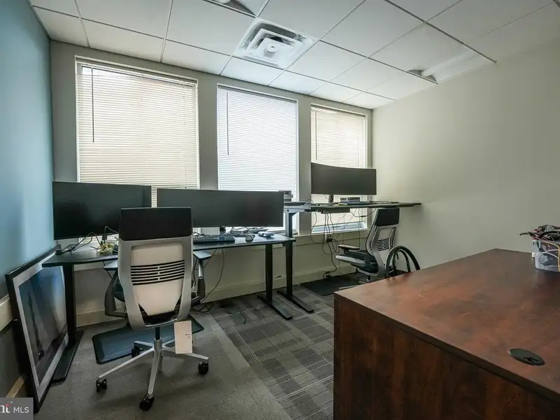Secure Commercial Office Space in West Metro Plaza - 3101 Sq Ft, Icd 705 Compliant