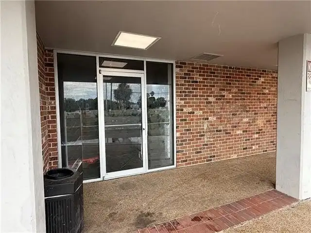 Flexible 1,525 Sq Ft Commercial Space in High-traffic Location with Off-street Parking