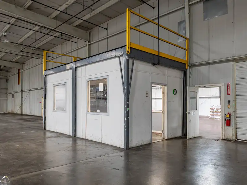 Industrial Warehouse with Food Quality Standards and Office Space in Prime Location