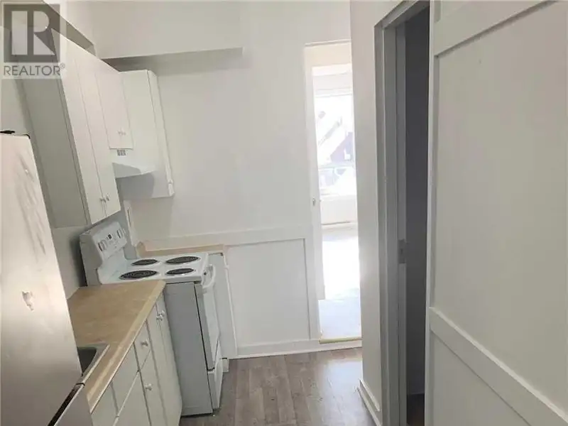 Spacious 2-bedroom Apartment with Rooftop Access in Prime St. Clair Location