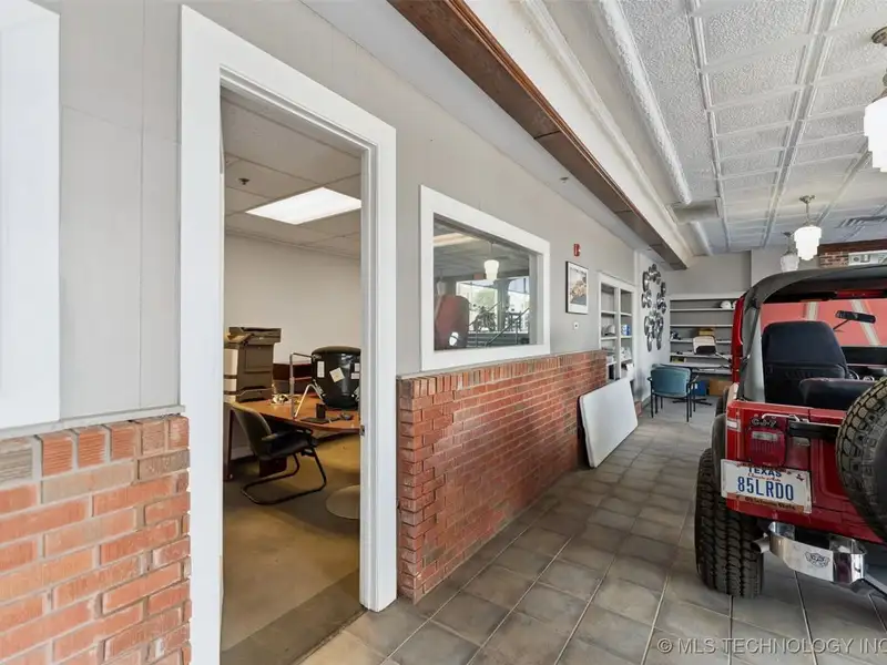 Historic Multi-use Building on Main Street, Bristol - Route 66 Landmark with Renovations