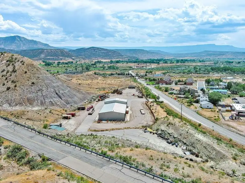 Well-maintained Commercial Property with Global Tenant and 6.8% Cap Rate on 5.71 Acres
