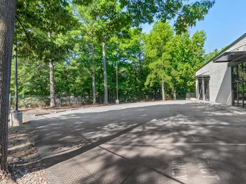 Industrial/flex Building in Prime Atlanta Location with Recent Upgrades and Parking Options