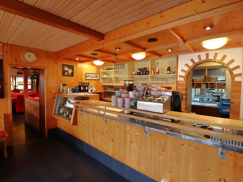 Restaurant and Guest Accommodation with Owner's Apartment in Modernized Facility