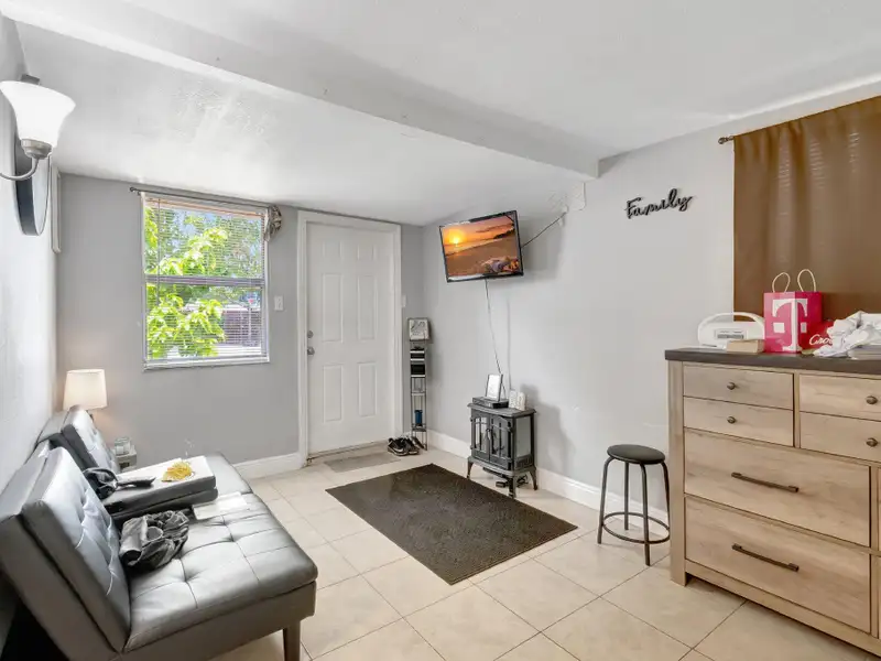 Well-maintained 6-unit Multifamily Property in South Florida with Value-add Potential