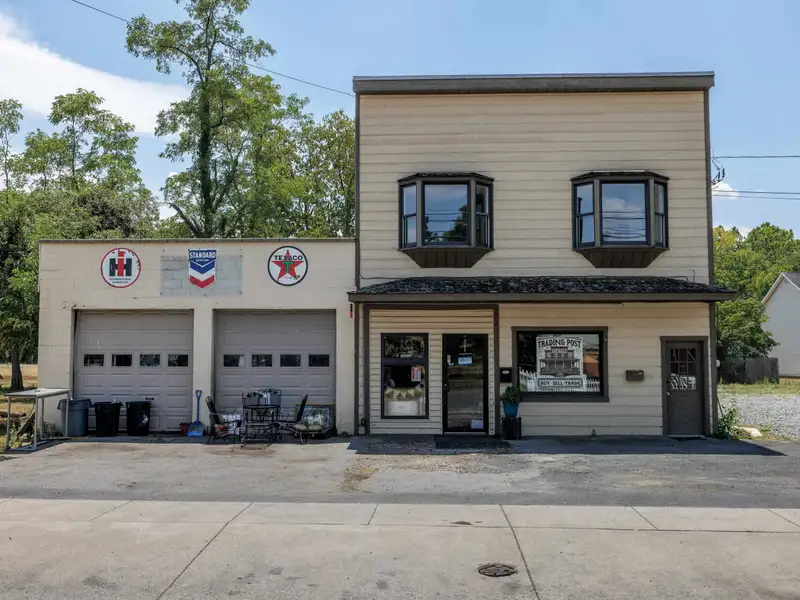 Mixed-use Property in Elkton: Antique Store with 3-bedroom Apartment and Ample Parking