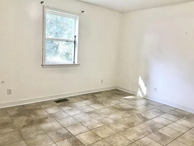 15-bedroom Building with 6.5 Baths Near Huntingdon and Jackson, Potential for Re-zoning