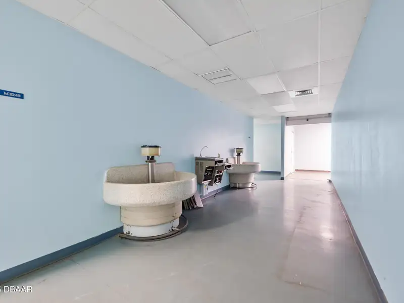 Flexible Commercial Lease: 19,000 Sq Ft Available in Prime Location