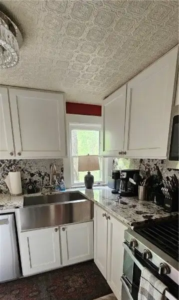 Charming Airbnb Cottage on Historic Loop with Upgrades and Large Entertaining Deck