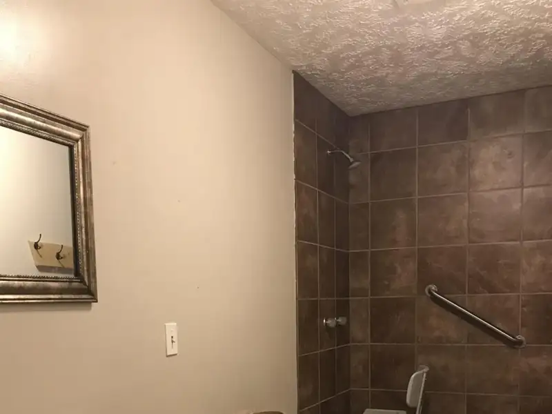 15-bedroom Building with 6.5 Baths Near Huntingdon and Jackson, Potential for Re-zoning