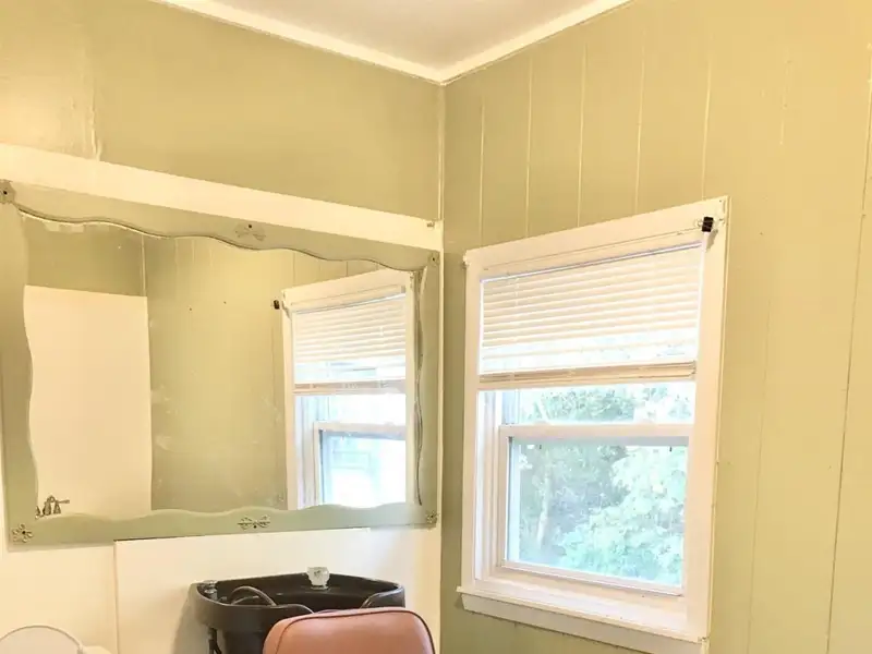 15-bedroom Building with 6.5 Baths Near Huntingdon and Jackson, Potential for Re-zoning