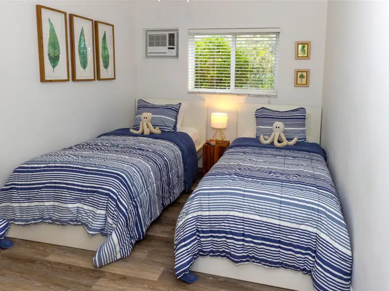 Multi-unit Garden Retreat in Oakland Park with Pool and Upgraded Apartments