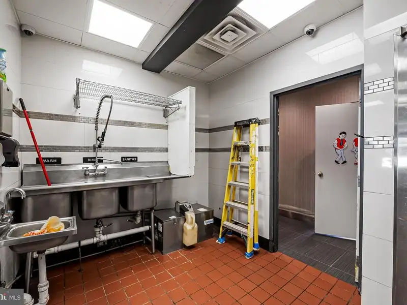Two Storefronts in Towson: Restaurant and Vacant Space for Lease
