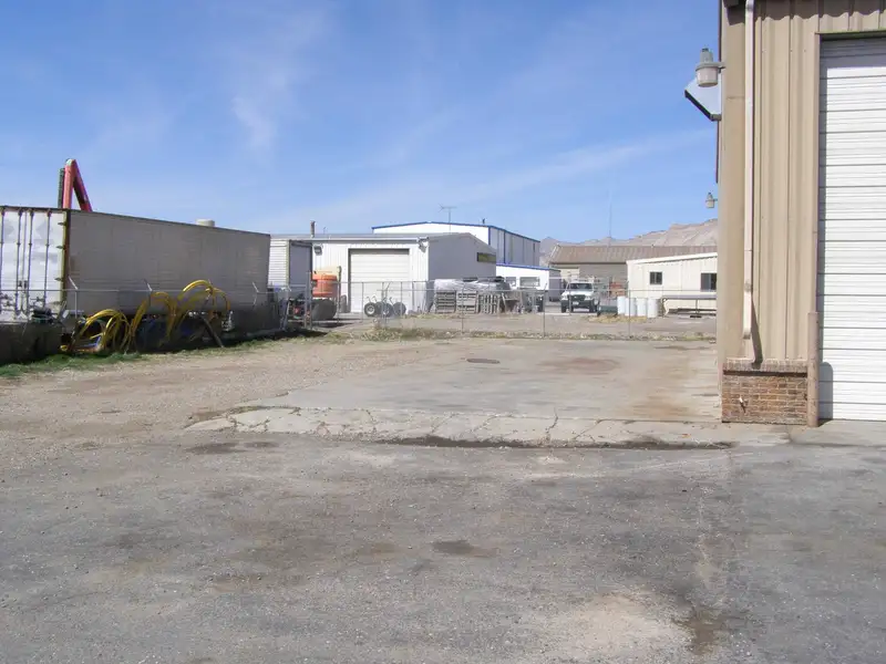 Functional 3,600 Sf Office/warehouse with Mezzanine and Fenced Yard in Prime Location