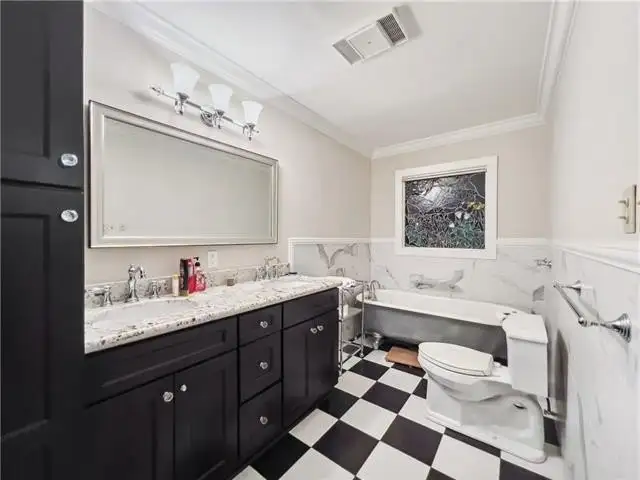 Versatile Mixed-use Property in Prime French Quarter Location