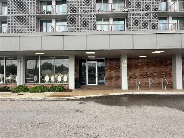 Flexible 1,525 Sq Ft Commercial Space in High-traffic Location with Off-street Parking