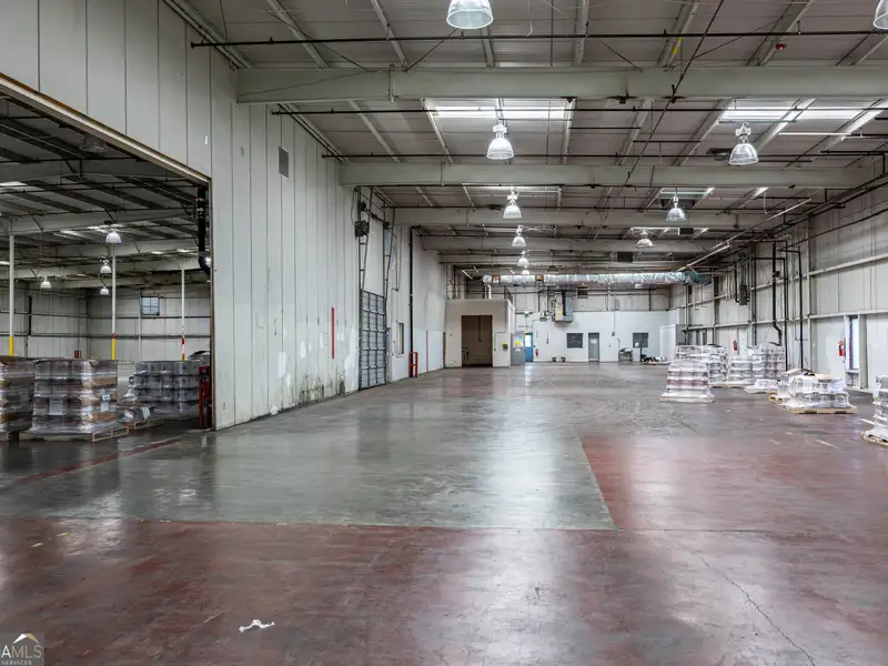 Industrial Warehouse with Food Quality Standards and Office Space in Prime Location